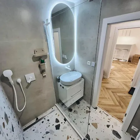 Quiet Place Within Reach Of The Center Apartment *